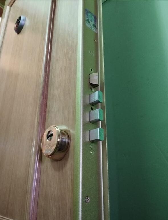 Entrada reforzada con puerta blindada de alta seguridad