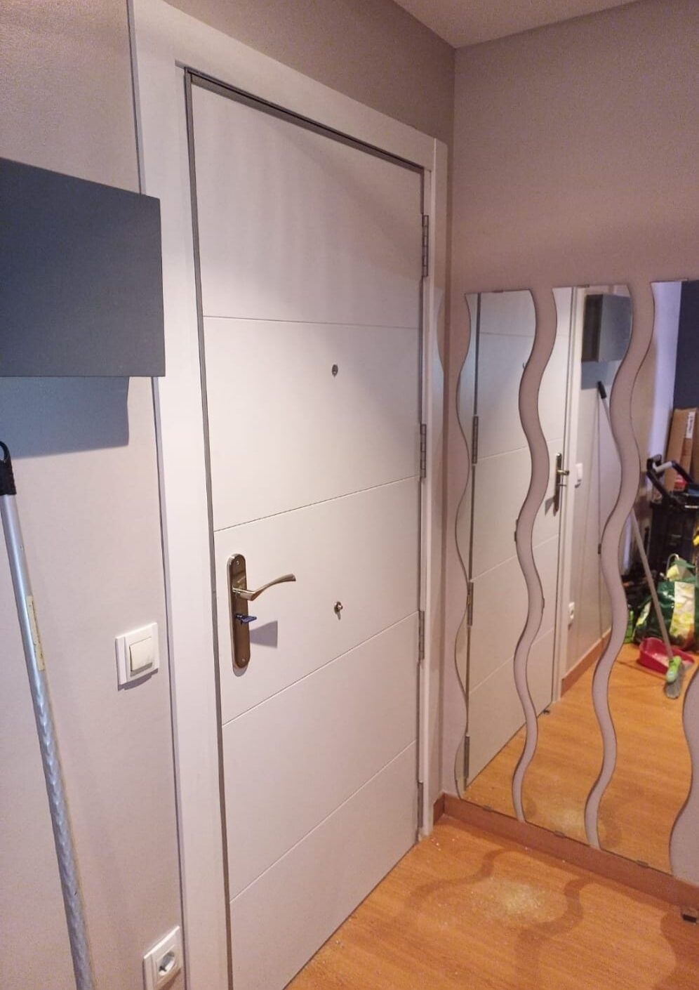 Puerta de seguridad moderna en vivienda de El Maresme