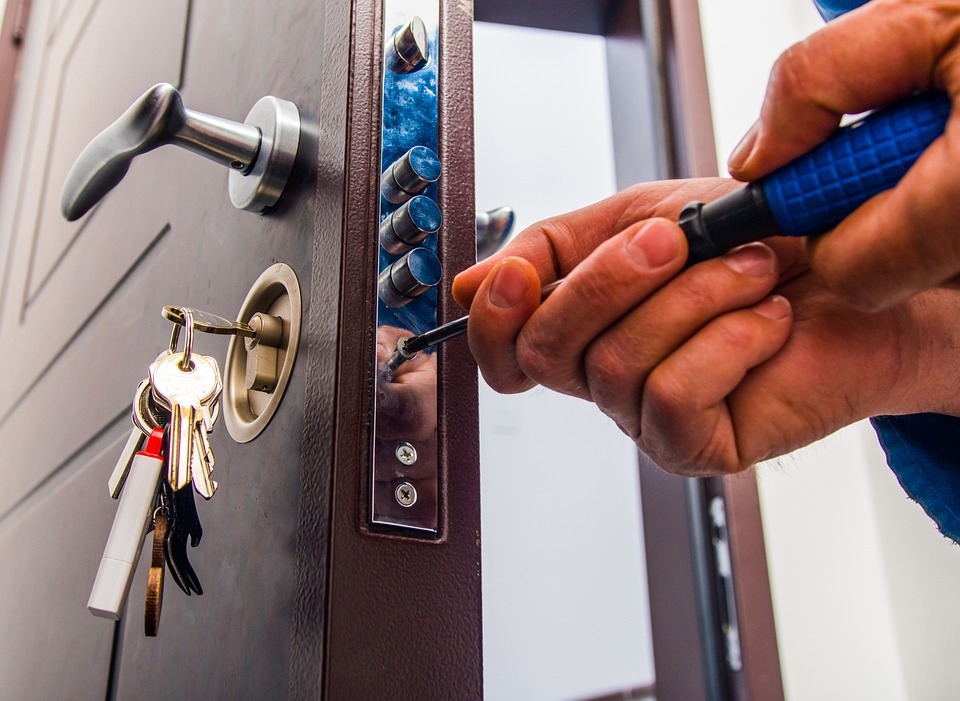 Puerta blindada con acabado en madera maciza y cerradura de seguridad